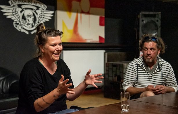 Jessica Wieland, Sprecherin des Club Alpha, mit Kneipier Boris Hasel.