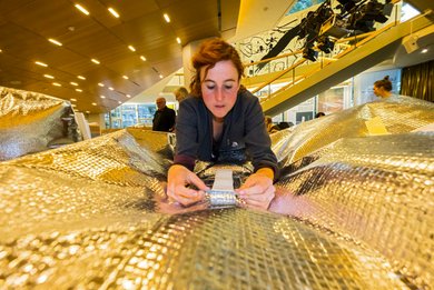 Alles handgemacht: Tilly Gifford von "Tools for Action" beim Würfelbasteln im Schauspielhaus.