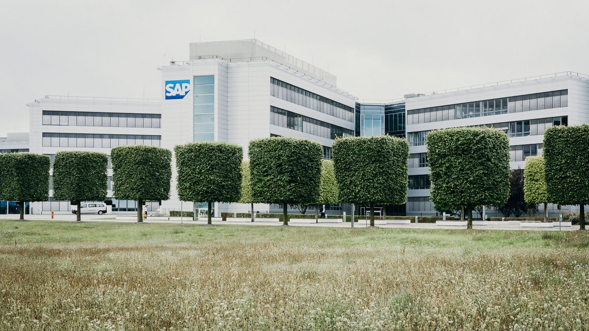 Lässt in Walldorf die Gewerbesteuer sprudeln, dass sogar die Bäume klotzen: SAP, das wertvollste Unternehmen im Deutschen Aktienindex DAX.
