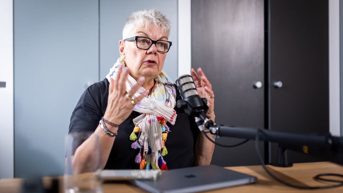 Johanna Henkel-Waidhofer am Podcast-Mikro. Foto: Julian Rettig 