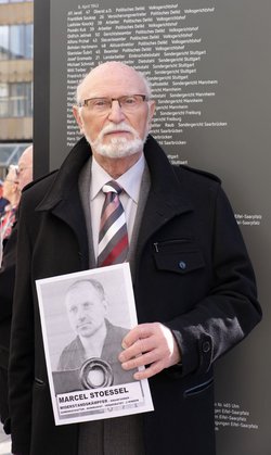 Roger Stoessel mit dem Bild seines Vaters. Foto: Joachim E. Röttgers