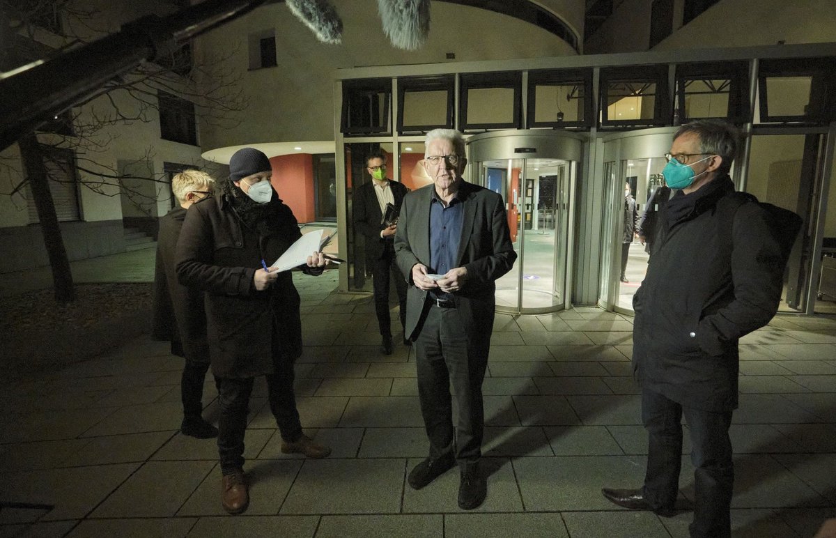 Ministerpräsident Kretschmann stellt sich nach den Sondierungsgesprächen Medienfragen. Foto: Joachim E. Röttgers