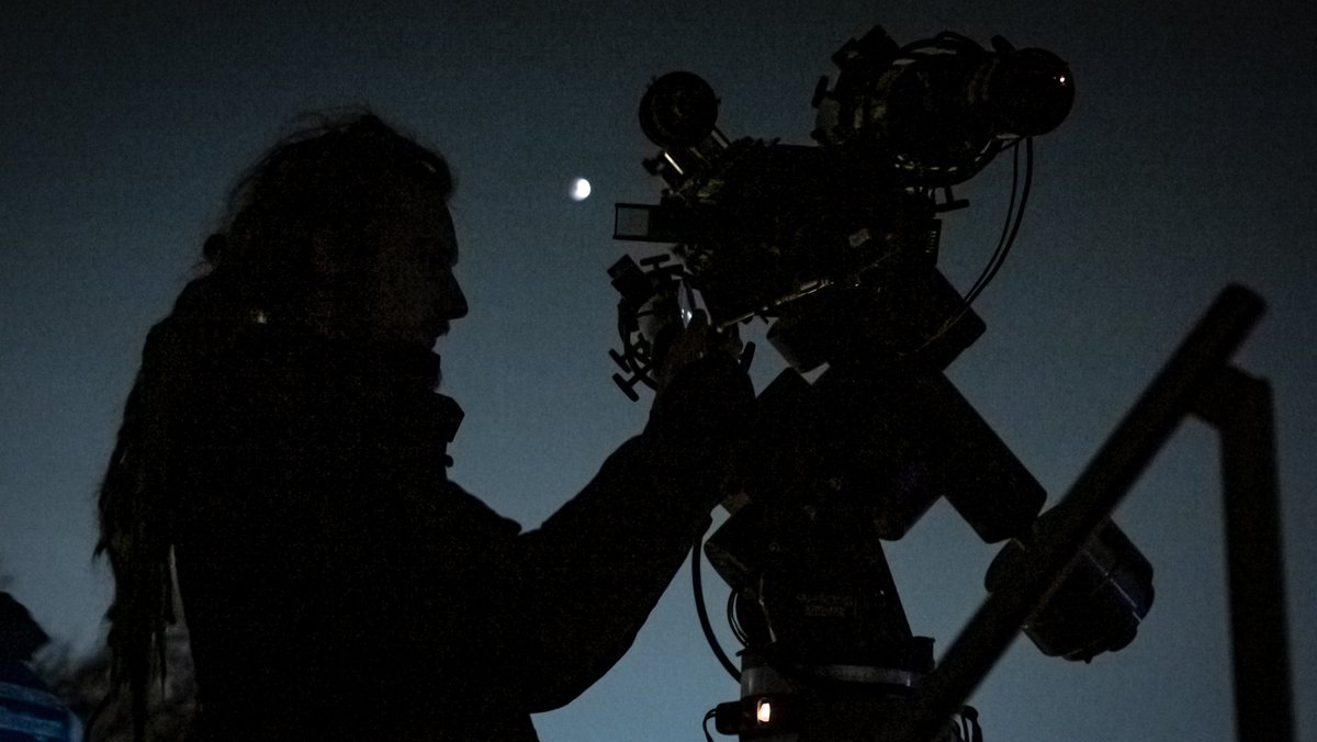 Moderne Observationsmethoden: Dieser Mann fotografiert mit einem Smartphone durch das Okular eines Teleskops bei der Stuttgarter Sternwarte.