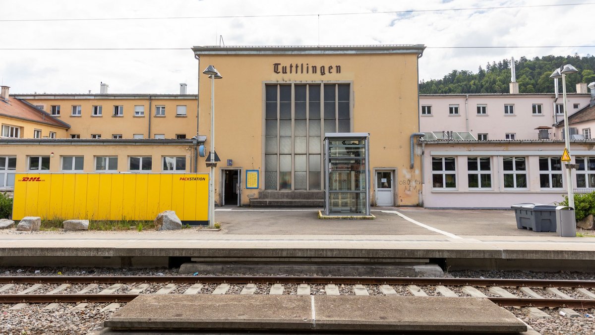 In Altrosa und Hellorange: das schmucke, aber heruntergekommene Bahnhofsgebäude. In Altrosa und Hellorange: das schmucke, aber heruntergekommene Bahnhofsgebäude.