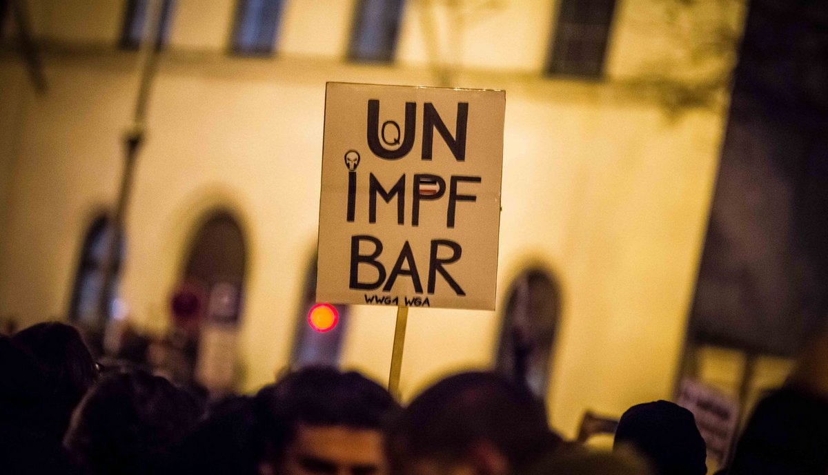 Die Impfdebatte führt zu irrationalen Aktionen. Hier eine "Querdenken"-Demo, München 2021. Foto: picture alliance/zumapress.com/Sachelle Babbar