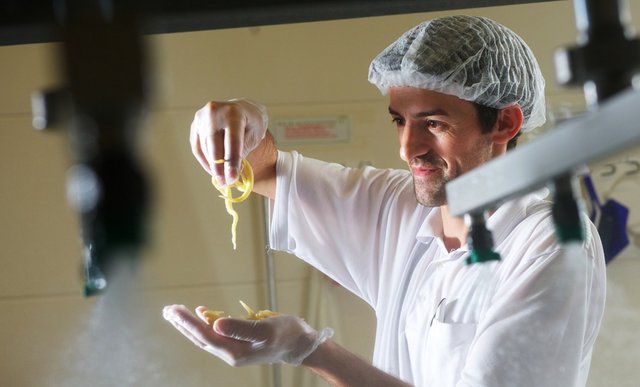 Konsistenzprüfung während der Spätzle-Produktion. Foto: Alb-Gold