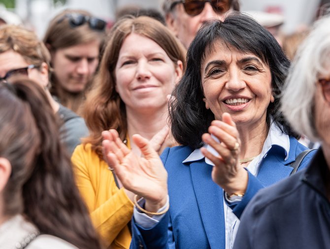 Aras positioniert sich auch in der Öffentlichkeit, hier beim "Fest gegen rechts" im Mai 2024 auf dem Stuttgarter Schlossplatz. Foto: Jens Volle
