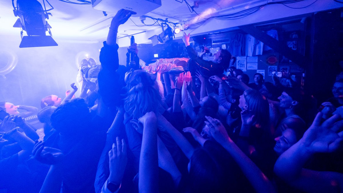 Stagediving – das trauen sich LISÆ hier zum ersten Mal.