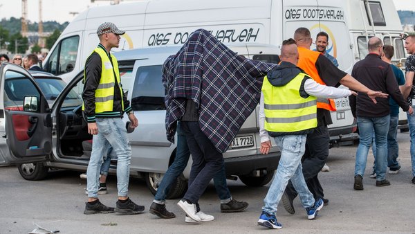 Geschützt unter einer Decke verlässt Jebsen den Cannstatter Wasen. Geschützt unter einer Decke verlässt Jebsen den Cannstatter Wasen.