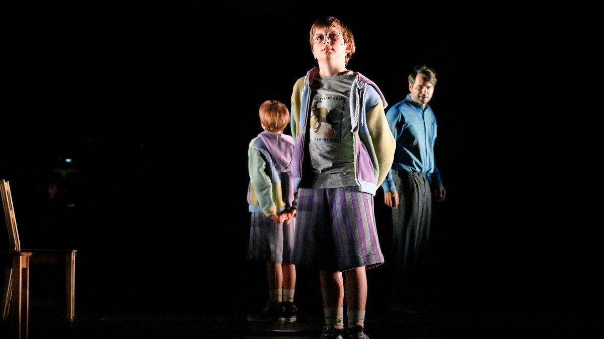 Rudolf Steiner (hier gespielt vo Samuel Santangelo) mit seinem Vater (Philipp Hauß). Fotos: Thomas Aurin 