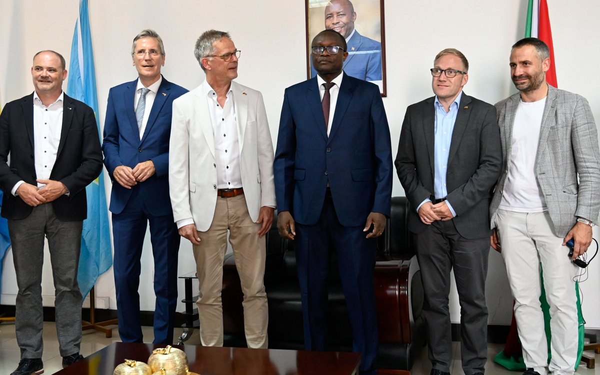 Burundis Vize-Außenminister Ferdinand Bashikako (Mitte) beteuert allerdings gegenüber der Delegation aus Baden-Württemberg, sein Land wolle ein „neues Image“ und stabiler werden. Von links nach rechts: MdL Stefan Teufel (CDU), der deutsche Botschaf Burundis Vize-Außenminister Ferdinand Bashikako (Mitte) beteuert allerdings gegenüber der Delegation aus Baden-Württemberg, sein Land wolle ein „neues Image“ und stabiler werden. Von links nach rechts: MdL Stefan Teufel (CDU), der deutsche Botschafter Dieter Reinl, Staatssekretär Rudi Hoogvliet (Grüne), Bashikako, MdL Sebastian Cuny (SPD), SEZ-Geschäftsführer Philipp Keil.