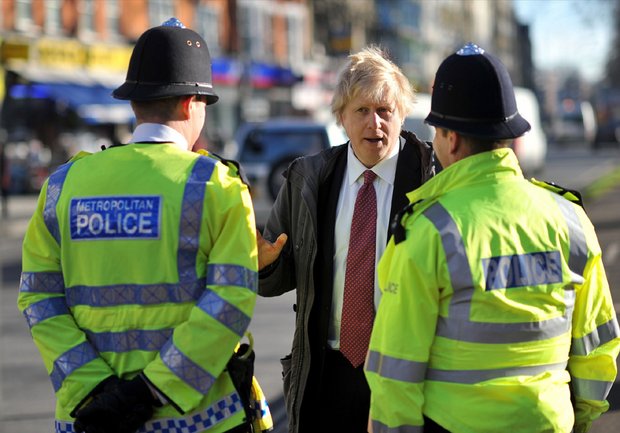 Boris mit Bobbys der Londoner Polizei. Foto: Andrew Parsons_i-images