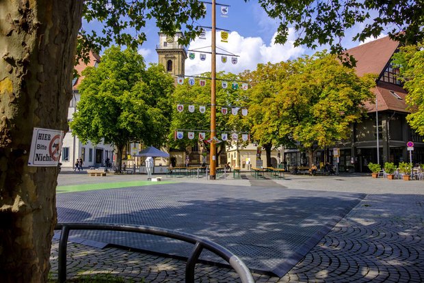 Aus Marktplatz mach Parkplatz mach Veranstaltungsgelände.
