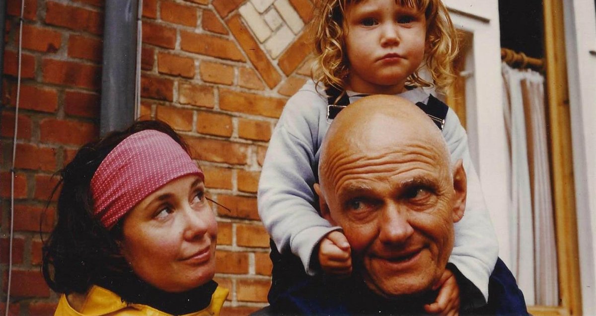 Der Maler K. R. H. Sonderborg in den 1980ern mit Christa Munkert und Tochter Maria. Foto: Käthe Hoffmann