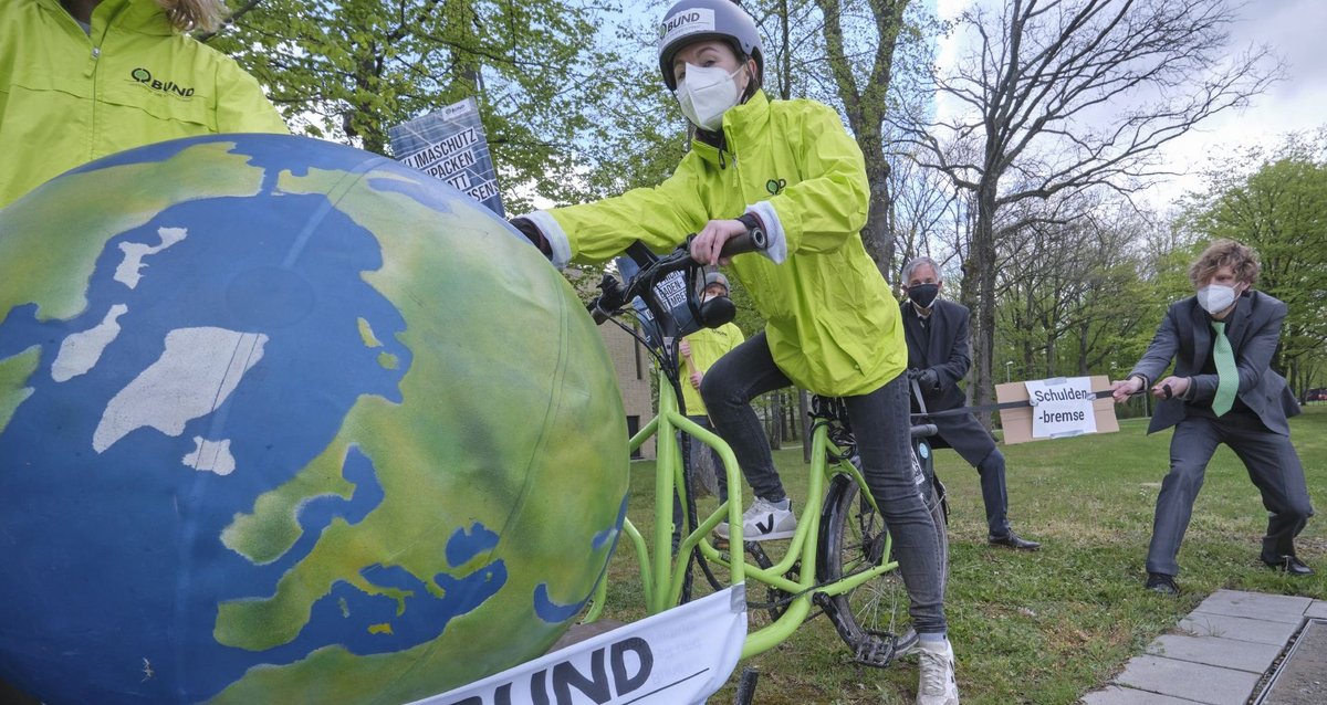 Sie wollen ungebremst "Klimaschutz anpacken" – BUND-Aktion zum grün-schwarzen Koalitionsvertrag, Mai 2021. Fotos: Joachim E. Röttgers