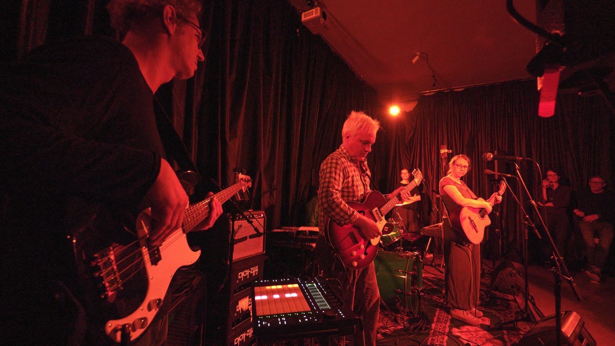 An den Gitarren (v.l.): Alexander Wäsch, Bass, Philippe Frowein und Karoline Brombach, auch Gesang.