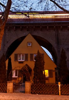 Idyllisch: Hexenhäuschen unter Gleisbogen. Foto: Joachim E. Röttgers