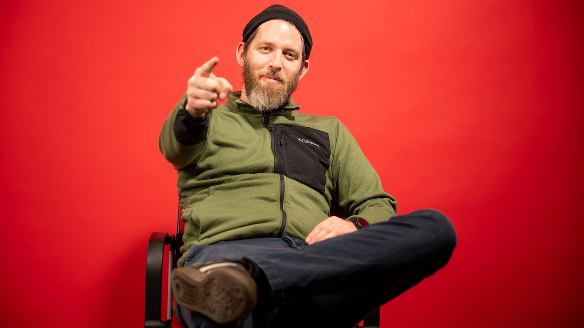 Nachdem sich Joachim E. Röttgers zum 70. Geburtstag mit dem Ruhestand beschenkte, ist Julian Rettig seit Januar 2025 Teil der Fotoredaktion. Hier sollte er für einen Beleuchtungstest Modell sitzen. Foto: Jens Volle