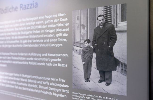 Foto auf der Erinnerungsstele: Shmuel Dancyger mit Sohn Marek. Foto: Julian Rettig
