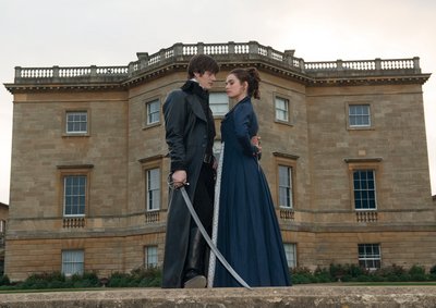 Begegnen sich auf Schwertspitzenhöhe: Mr. Darcy (Sam Riley) und Elizabeth Bennet (Lily James).