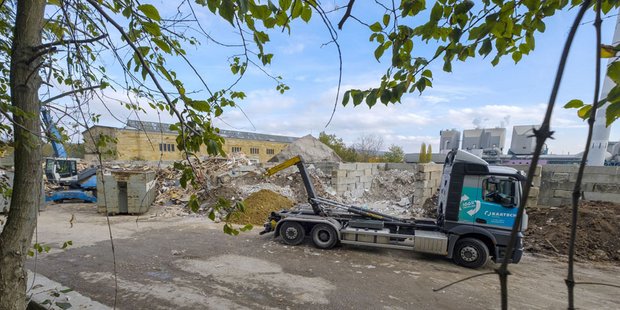 Müll abladen staubt.