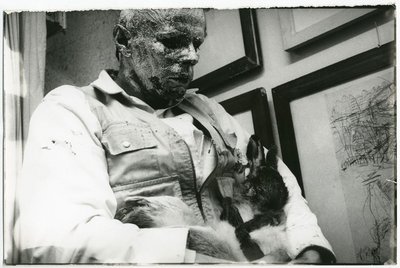 Beuys und der tote Hase. Foto: zeroonefilm/bpk/Stiftung Schloss Moyland/Ute Klophaus