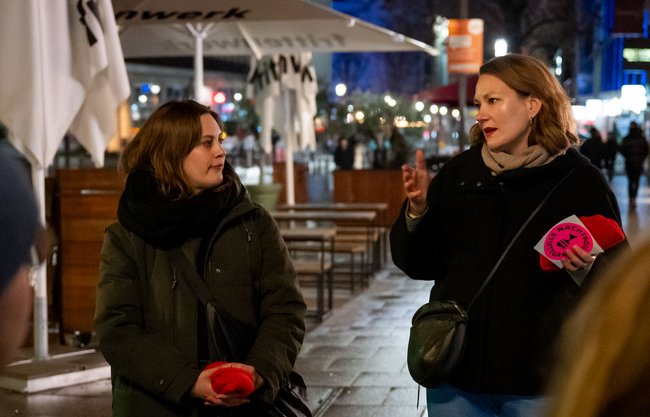 Annika Wagner und Franziska Haase‐Flaig stellen die "Nachtboje" vor.