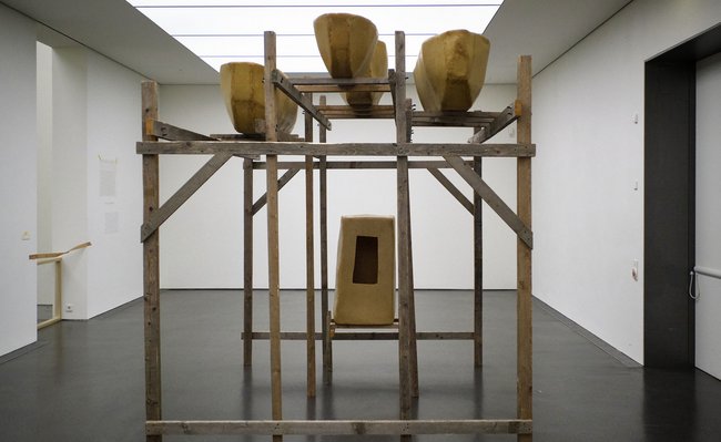 "You Will Go Somewhere Else" oder "Nicht hier", Wachsschiffe auf Holzgestell.