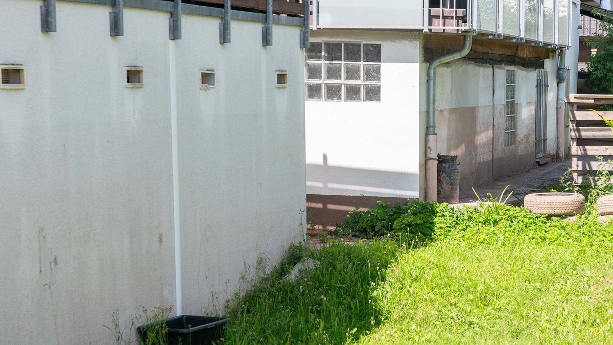 Aufräumen, sauber machen – an der Hauswand rechts hinten sieht man noch den Schlammwasserstand. Aufräumen, sauber machen – an der Hauswand rechts hinten sieht man noch den Schlammwasserstand.