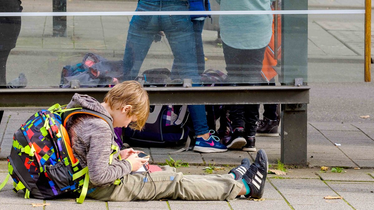 Der Blick der Jüngsten geht häufig auf das kleine Display. Foto: Joachim E. Röttgers