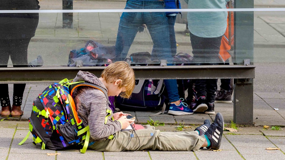 Der Blick der Jüngsten geht häufigt auf das kleine Display. Foto: Joachim E. Röttgergs
