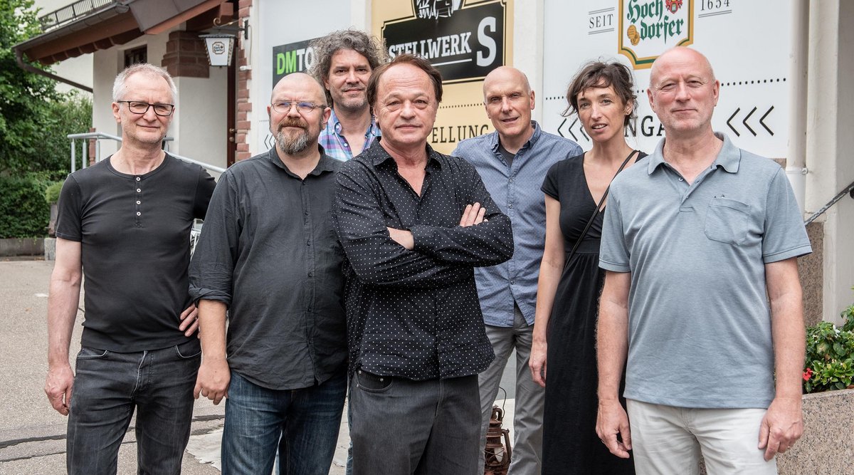 Die Künstlergruppe "Begleitbüro SOUP", in der Mitte mit verschränkten Armen Harry Walter, im Juli 2019. Die Künstlergruppe "Begleitbüro SOUP", in der Mitte mit verschränkten Armen Harry Walter, im Juli 2019.