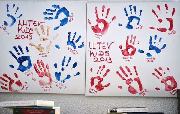 Nur zusammen ist man stark: Kinderhände in den Vereinsräumen von Lutev, dem Ludwigsburger türkischen Elternverein. 