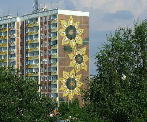 Das Sonnenblumenhaus in Rostock-Lichtenhagen. Foto: mc005, CC BY-SA 3.0, wikimedia.org