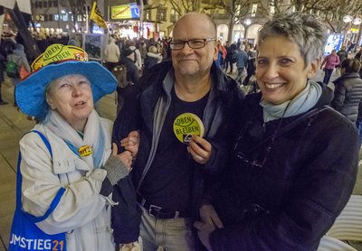 Besetzung der ersten Montagsdemo: (von links) Barbara Drescher, Ulrich Stübler, Helga Stöhr-Strauch.