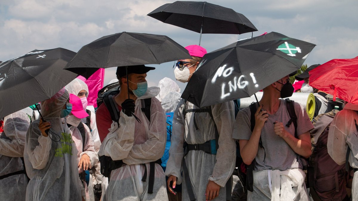 Sie wissen, dass auch Flüssiggas das Klima zerstört. Aktivist:innen von Ende Gelände demonstrieren am 13. August in Hamburg. Foto: Nelly Rommel