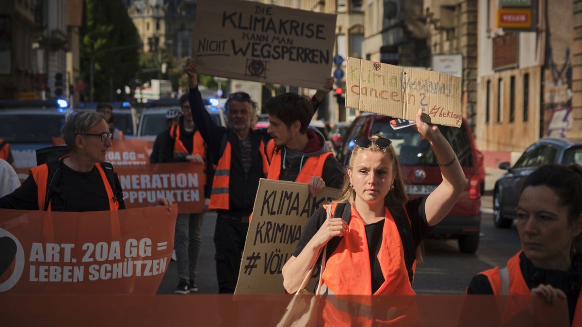 Kann man Klimaaktivist:innen wegsperren? Die Letzte Generation bei Protesten in Stuttgart-Süd. Fotos: Joachim E. Röttgers