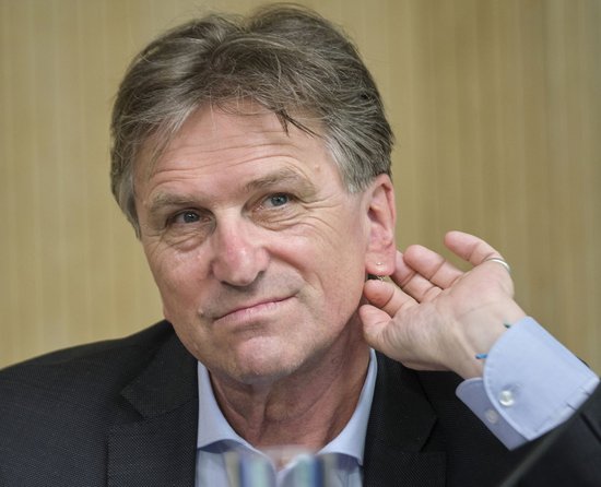 Und er hört nicht zu: Gesundheitsminister Manfred Lucha. 