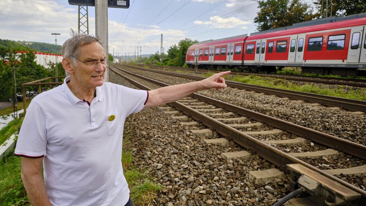 Bezirksbeirat Christoph Hofrichter in Obertürkheim: Unter dem Gleis, auf dem gerade die Bahn fährt, tat sich das Loch auf. Fotos: Joachim E. Röttgers