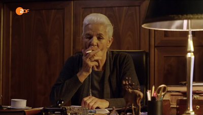 Oma Perner (Hildegard Schmahl) plotzt für ihr Leben gern. Screenshot: ZDF-Mediathek