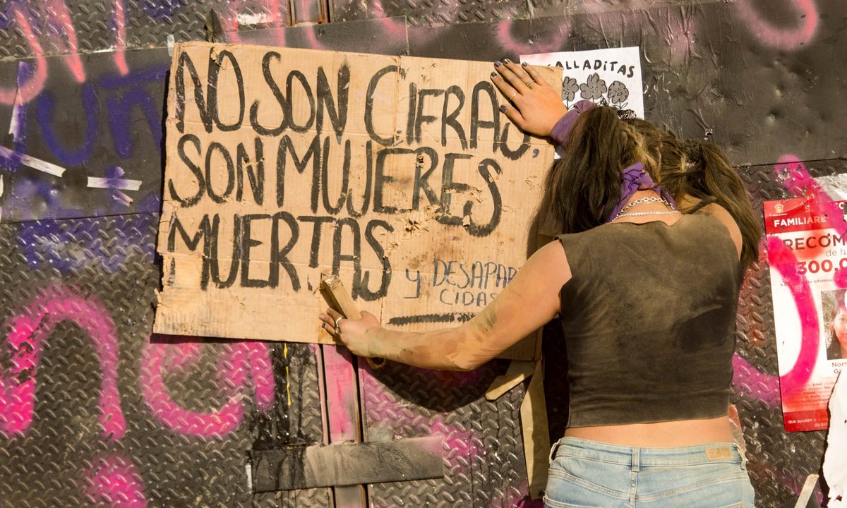 Auf dem Plakat steht: "Es sind keine Zahlen, sondern tote Frauen."