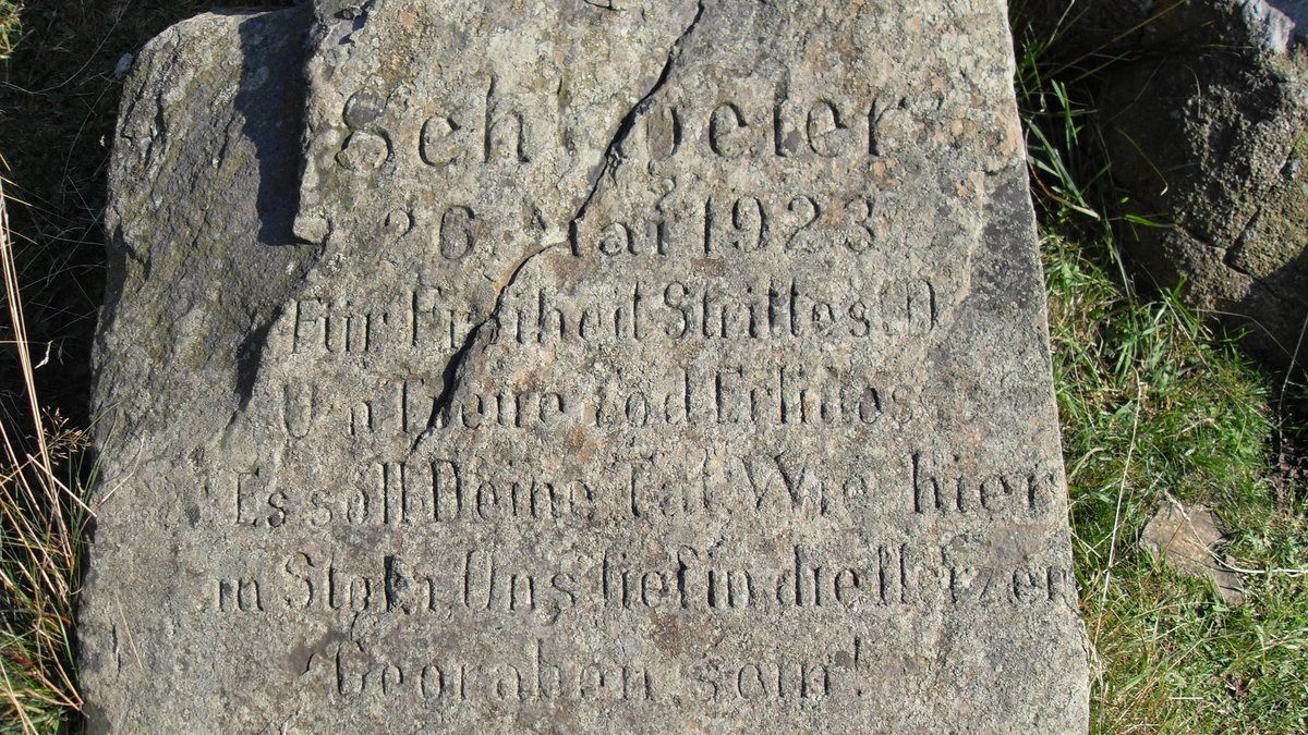 Der 2013 entfernte Stein an der Hanskühnenburg im Harz. Von rund 100 Schlageter-Denkmalen sollen noch etwa 20 (zumindest in Resten) existieren. Foto: JuTe CLZ, gemeinfrei, wikimedia.org