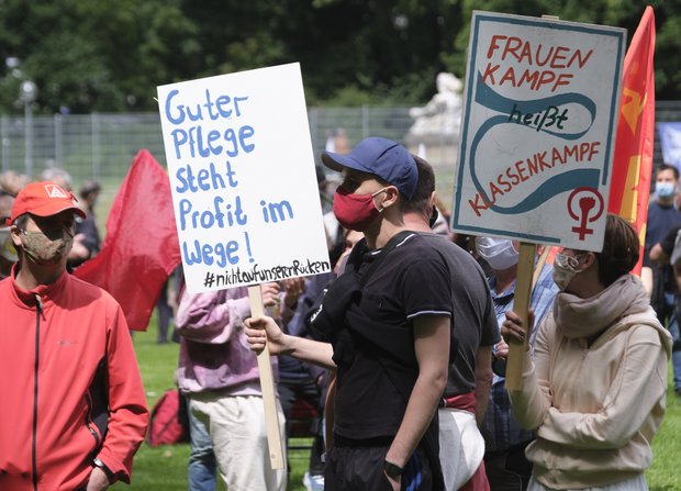Angepasst an die Pandemie, trafen die Demonstrierenden im Schlossgarten Schutzvorkehrungen.  Angepasst an die Pandemie, trafen die Demonstrierenden im Schlossgarten Schutzvorkehrungen.