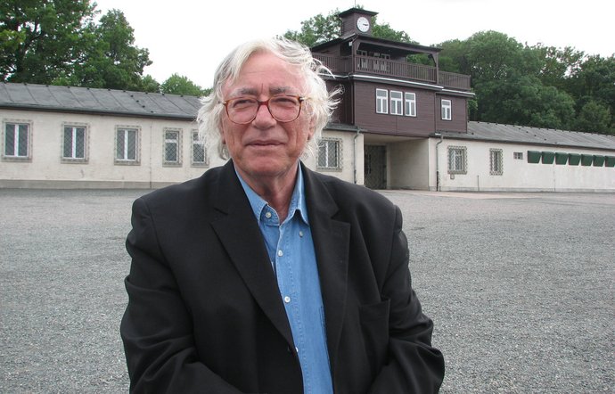 Mit drei Jahren wurde er hier inhaftiert, 2007 wird Zweig vor dem KZ Buchenwald interviewt.