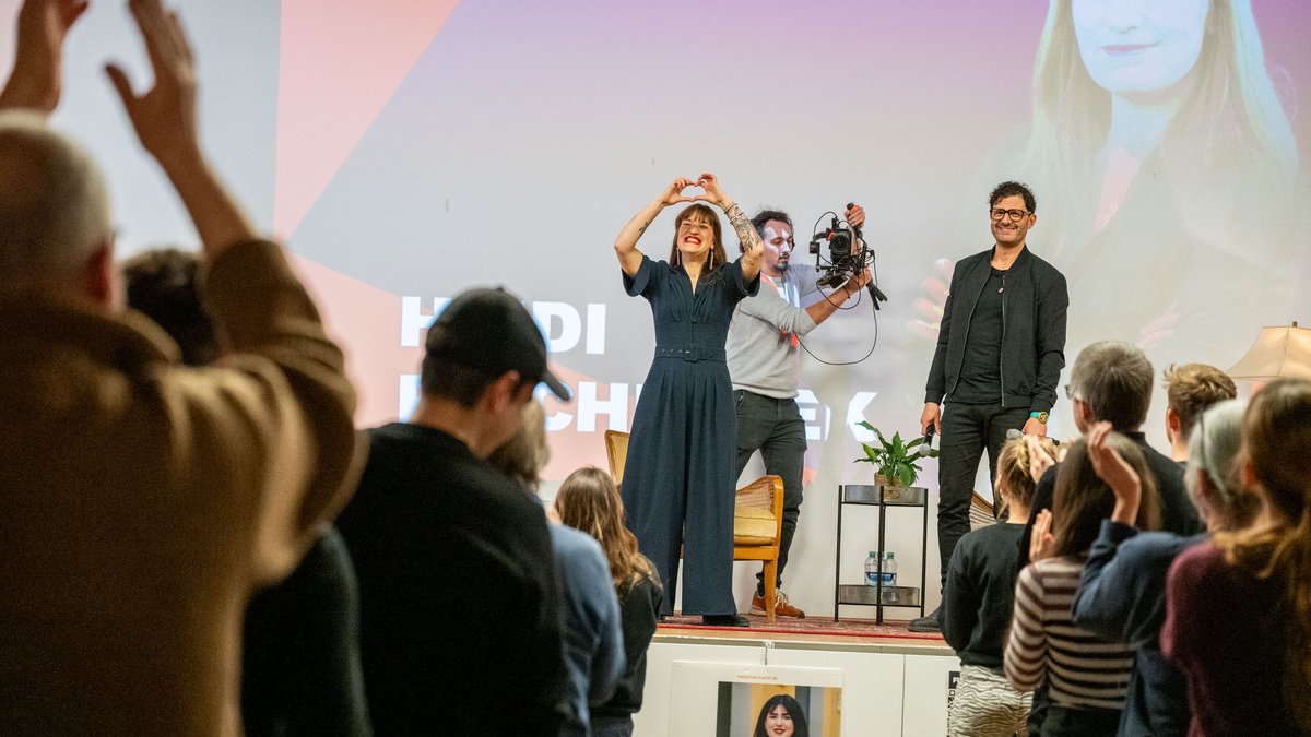Heidi Reichinnek bei ihrem Auftritt im Stuttgarter DGB-Haus. Neben ihr auf der Bühne: Luigi Pantisano, Ex-Gemeinderat, seit 2025 im Bundestag.