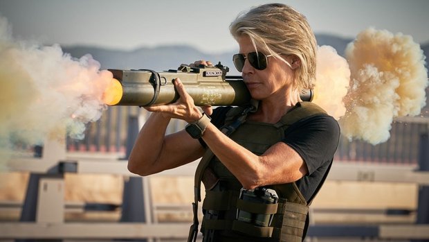 Sarah Connor (Linda Hamilton) assistiert. Etwas eindimensional: die Wahl der Waffen.