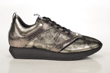So glänzend wie die Zukunft: Sneaker von Bikkemberg. Foto: 