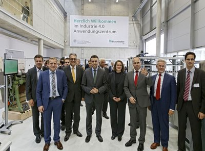 Viele Männer im Technikfieber 4.0. Foto: Joachim E. Röttgers