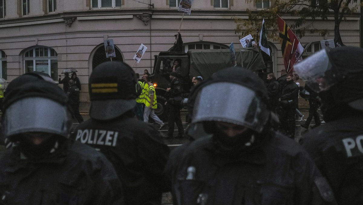 Demonstration mit Militärfahrzeug an der Spitze – in Gera ist vieles erlaubt.