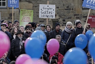 ... und die ebenfalls in Stuttgart angetretene "Demo für alle – Ehe und Familie vor!", die wiederum ein Vielfaches an Gegenprotest auf die Straße rief. Fotos: Joachim E. Röttgers